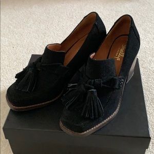 Heeled suede loafer
